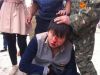 受伤村民。