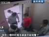 10月18日中午，深圳龙岗区龙岗中心城全盛紫云庭花园小区发生一起电梯事故，一部载有11人的电梯在运行途中发生故障停在负一楼，在对外求救无效的情况下，电梯内被困人员使用工具轮番砸墙挖出一个洞，后一名男子钻墙逃出求救。就在男子钻出的同时，维修人员赶到现场。事故中，没有人员伤亡。图为监控画面：众人进电梯。