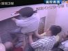 挖出的墙洞能让一个身材娇小的男子钻出。