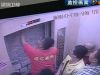 被困人员轮流砸墙进行自救。