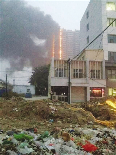 保定唐县30层在建住宅楼起火 所幸无人员伤亡