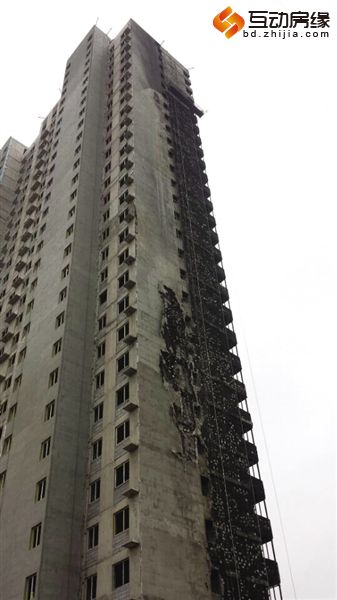 过火后的在建住宅楼