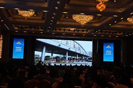 图为参会人员观看“投资石家庄”城市宣传片