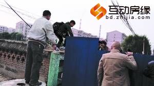 不少刚放学的孩子冒险翻越围挡