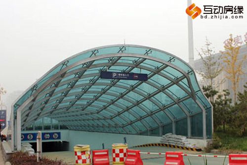 百汇尚街附近停车场