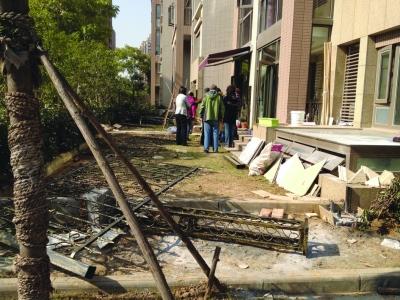 强拆违建发生冲突 拉扯中当事老太8根肋骨骨折