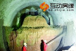            ■工人挖掘一段后，先进行支撑和首次浇筑，随后绑扎钢筋，进行二次浇筑，这样才能形成光滑隧道壁          