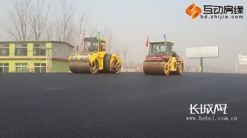 在京昆高速公路京冀界至来水段，压路机正在实施摊铺作业
