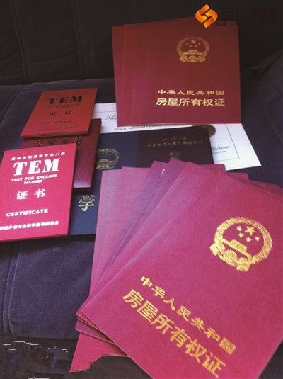 陈妈妈抱出的各种证件 记者刘兆亮文/摄