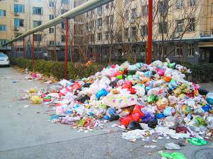 20天无人清理 保定百合园小区里垃圾堆积成山