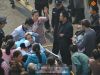 伤者被抬上担架。