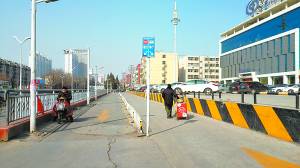 保定小路上的护栏险让消防车“进退两难”