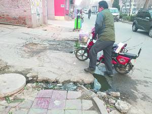 保定天鹅路污水井让附近居民堵心