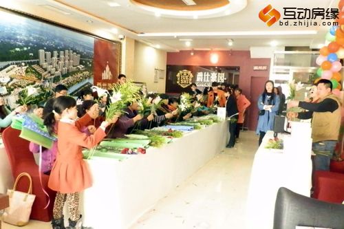 花艺师开始示范讲解