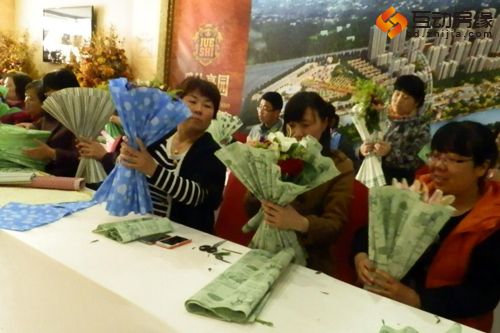 姐姐把花束包成了两把扇子