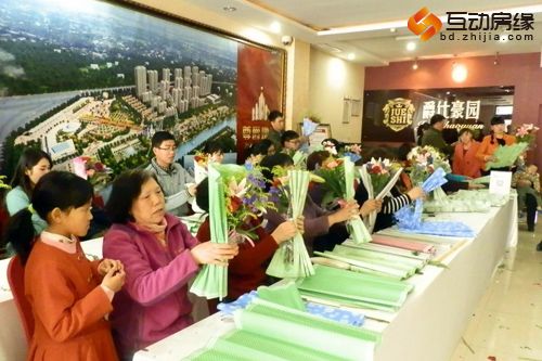开始包花束了，认真的小姑娘和老奶奶