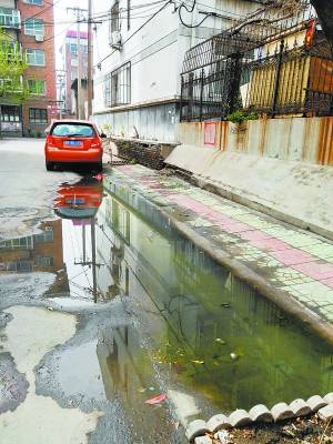 保定兴华小区污水管道破损 邻居遭遇污水漫路
