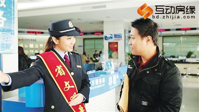 省地税局工作人员热情地为纳税人服务。