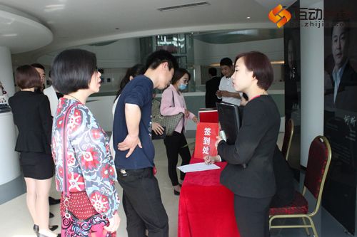 图为意向客户签到