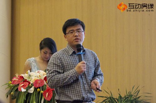 图为苑总讲解“创客空间”1