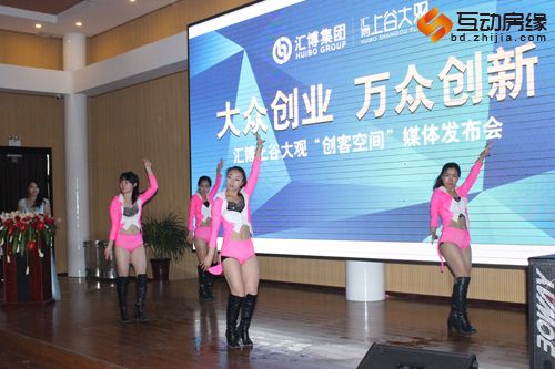 图为动感的现代舞表演