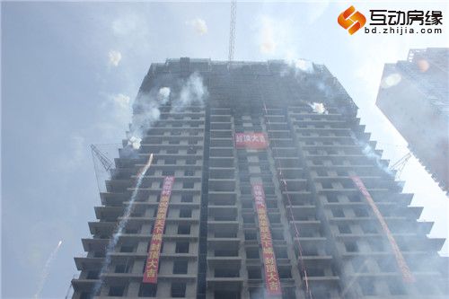 6月2日 荣联天下城6区1号楼成功封顶