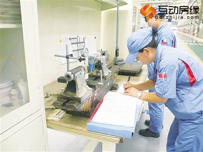 图 北汽集团(黄骅)汽车产业基地的工人正在校验仪器设备。经济日报记者 祝惠春摄