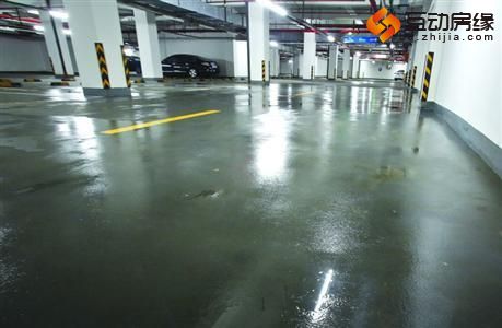 小区地下车库出梅三周仍湿滑不堪 业主新车发霉