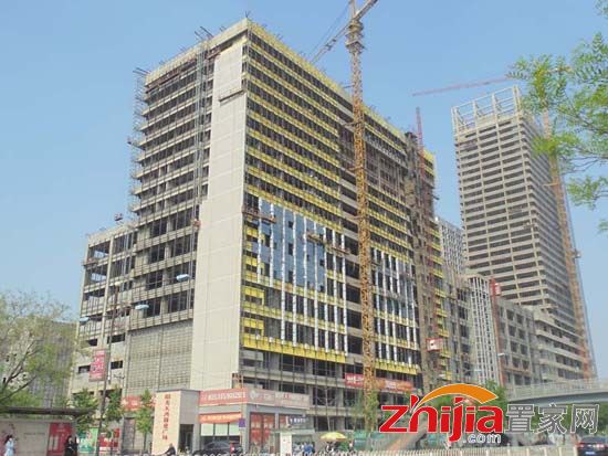阳光天鸿商业广场正在做玻璃外墙面 商铺5月开售