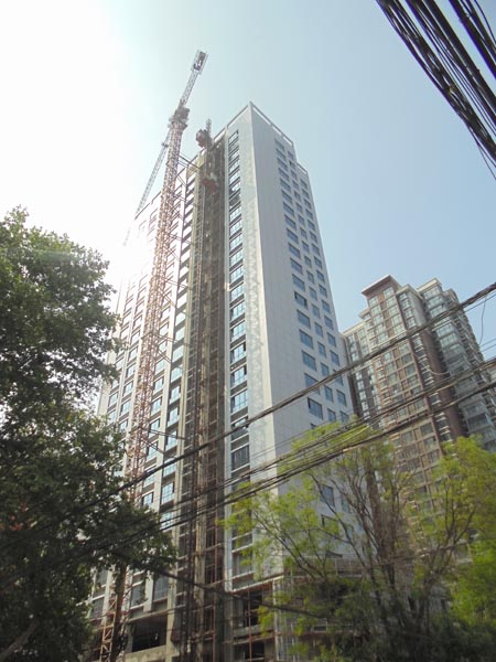 文新大厦均价8200元/㎡ 玻璃门窗已安装完毕