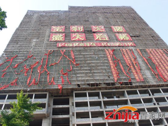 宝利大厦正在进行外立面铝单板装饰 预计明年6月可交房