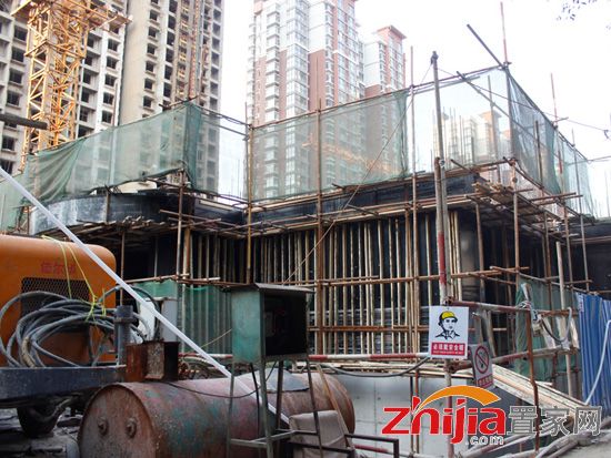 中央公园4号楼目前已盖至地面一层 明年年底可交房