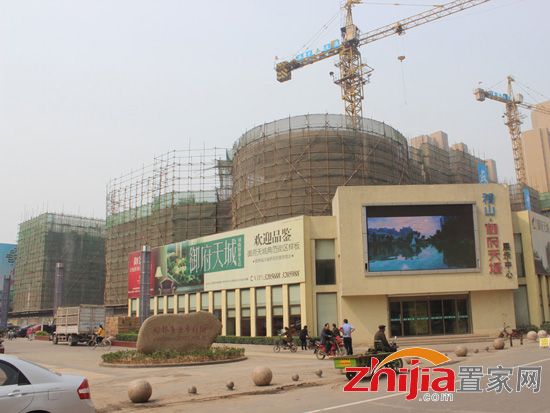 御府天城一期园林正在建设中 二期最高已盖至地面4层