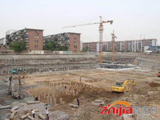 博奥大厦目前塔吊已安装完毕 其它楼栋正在断桩