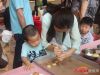 嘉宾和孩子一起参加制作饼干DIY活动