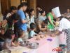 嘉宾和孩子一起参加制作饼干DIY活动