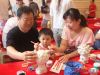 嘉宾和家长一起参加绘图DIY活动