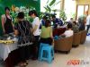 财智天地“一见粽情谊 相爱一杯子”答谢客户活动现场客户正在包粽子