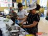 财智天地“一见粽情谊 相爱一杯子”答谢客户活动现场客户正在包粽子