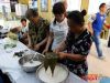 财智天地“一见粽情谊 相爱一杯子”答谢客户活动现场客户正在包粽子