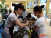 财智天地“一见粽情谊 相爱一杯子”答谢客户活动现场客户正在包粽子