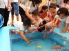 龙湖公馆“六·一”探秘海洋主题活动业主和孩子正在参加钓鱼趣味活动