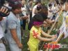 活动现场 贴五官比赛