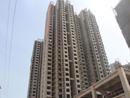 龙湖公馆住宅部分己封顶 正在进行外立面作业