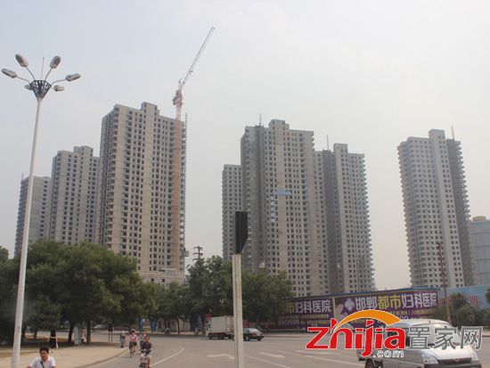 宝盛·花语城住宅最快正在粉刷外立面工作