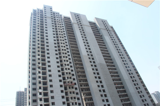 现代华府所有楼体均已封顶 正在进行外立面装潢