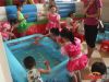 孩子正在玩钓鱼游戏