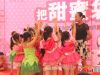 孩子们正在踊跃回答问题