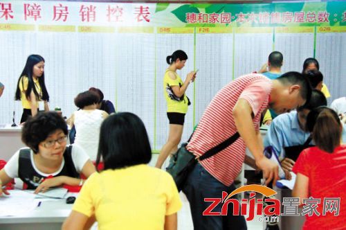 <p align=center>　　昨日推出的“末代经适房”广受欢迎 羊城晚报记者 艾修煜 摄</p><p>　　去年广州暂停经适房建设和申请后，相隔半年多，广州再度推出新一批“末代经适房”。记者昨日在广州白云区穗和家园意向登记现场看到，1792套经适房受到市民追捧，样板房几乎被逼爆。</p><p>　　方正户型很受欢迎</p><p>　　去年广州宣布暂停经适房建设和申请后，让不少正在轮候购房的市民颇为焦急。市住房保障办相关负责人透露，目前广州持有效准购证的经适房轮候对象约有1.6万户，但是可供应的经适房房源只有约4000套，而公租房的保障标准已基本覆盖经济适用房保障人群。</p><p>　　昨日上午8时许，离9时正式开放样板房及登记购房意向“开闸”还有近一个小时，穗和家园销售中心外已经里外三层挤满了前来选房的市民。不少现场市民看完样板房后，均表示很喜欢这批经适房方方正正的户型设计。</p><p>　　附近单位均价翻倍</p><p>　　租住在荔湾区芳村出租屋的何伯一家也早早赶来选房，由于太太行动不便，只能坐在轮椅上，由儿子推着到售楼中心。何伯说，孩子二十岁出头了，但一家3口人现在还居住在30多平方米的出租屋里。他说：“希望这次能选购到自己中意的60平方米的两房一厅。”</p><p>　　据悉，穗和家园是由社会力量——广州新机场穗和建设开发有限公司建设的保障性住房，属过去立项(2011年立项)未分配项目。此次房源的房屋基准价格为5817.17元/平方米。记者了解到，穗和花园附近的穗和城，在今年3月份清货销售商业公寓，带装修均价已达到1.2万元/平方米。</p><p>　　记者还发现，此次无论是两房一厅还是三房一厅户型，面积都在60平方米至70平方米之间，换言之，按房屋基准价格5817.17元/平方米计算，40万元左右即可买到一套三房单位了。有巿民表示，这样的价格还是颇具吸引力的。</p>