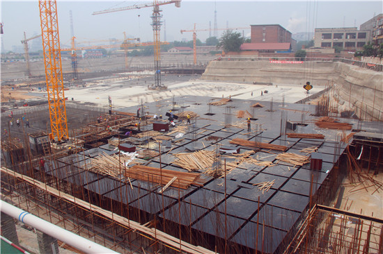卓冠美景城北区楼体即将出地面 其他区域正在做地下室钢筋结构